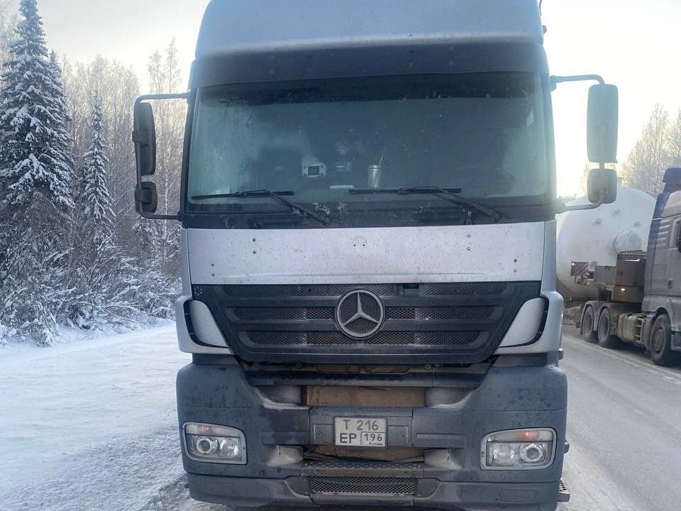 Тюменские автоинспекторы в 40-градусный мороз спасли водителей большегрузов, которые едва не замерзли на трассе в Уватском районе Тюменские автоинспекторы в 40-градусный мороз спасли водителей большегрузов, которые едва не замерзли на трассе в Уватском районе