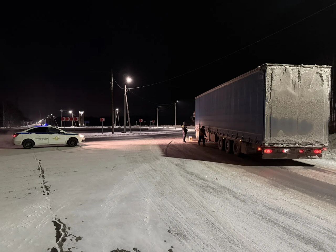 72 Сотрудники Госавтоинспекции Тюменской области на федеральных трассах в мороз помогают водителям из разных государств и регионов России 72 Сотрудники Госавтоинспекции Тюменской области на федеральных трассах в мороз помогают водителям из разных государств и регионов России