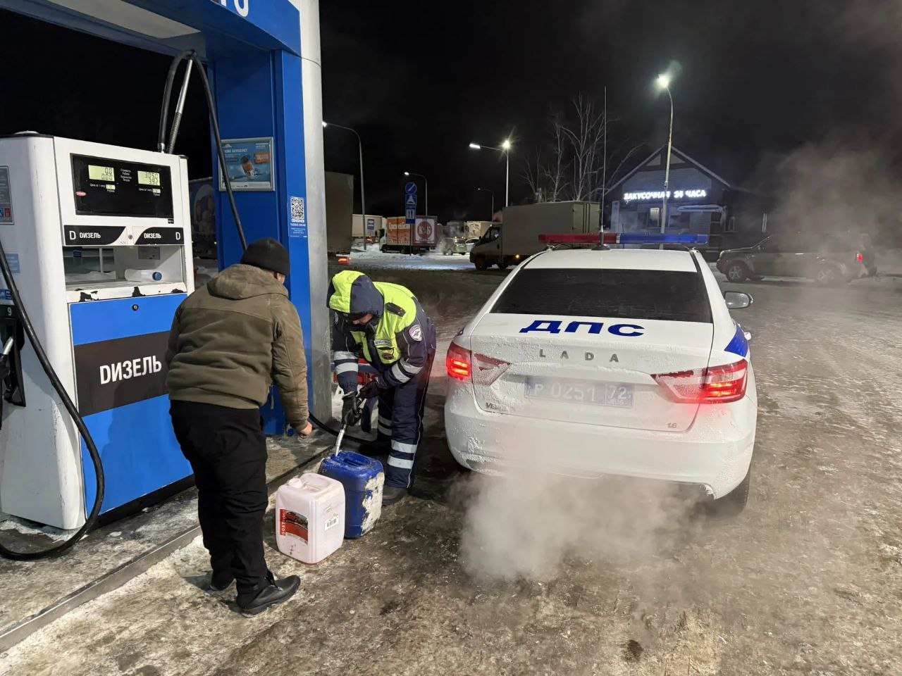 72 Сотрудники Госавтоинспекции Тюменской области на федеральных трассах в мороз помогают водителям из разных государств и регионов России 72 Сотрудники Госавтоинспекции Тюменской области на федеральных трассах в мороз помогают водителям из разных государств и регионов России