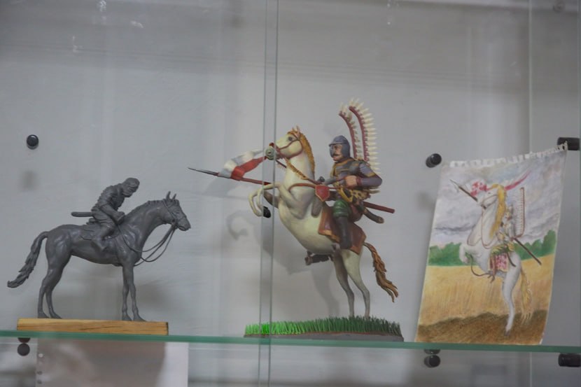 Юный тюменский скульптор Егор Рячкин, чья персональная выставка «Живой пластилин. Начало…» уже почти два месяца демонстрируется в Информационно-библиотечном центре для молодёжи, провёл для тюменцев, жаждущих творчества... Юный тюменский скульптор Егор Рячкин, чья персональная выставка «Живой пластилин. Начало…» уже почти два месяца демонстрируется в Информационно-библиотечном центре для молодёжи, провёл для тюменцев, жаждущих творчества...