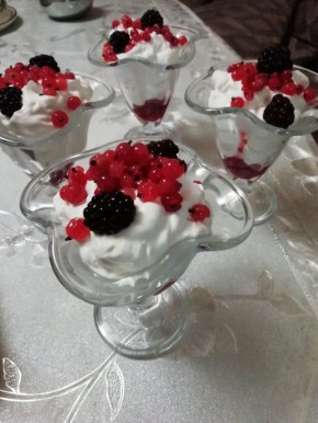 Нежный ягодный десерт с взбитыми сливками