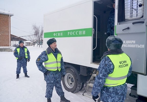 Сотрудники конвоя в Тюменской области сохраняют безупречную статистику: ни одного побега за 27 лет Сотрудники конвоя в Тюменской области сохраняют безупречную статистику: ни одного побега за 27 лет