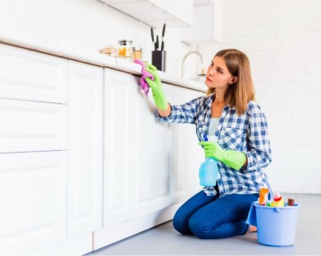 очистка кухни: как просто и безопасно удалить жир со шкафов и плитки