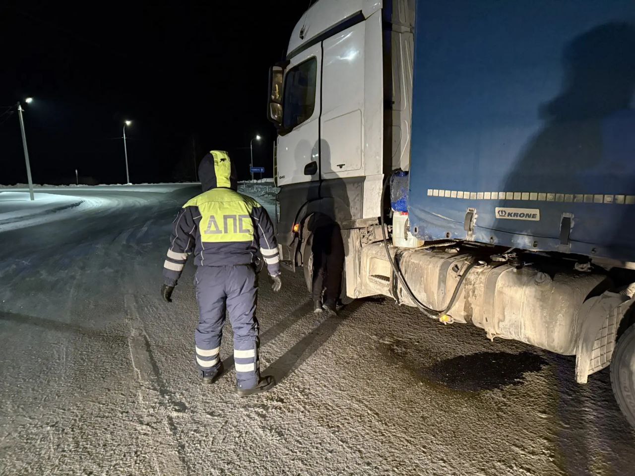 72 Сотрудники Госавтоинспекции Тюменской области на федеральных трассах в мороз помогают водителям из разных государств и регионов России