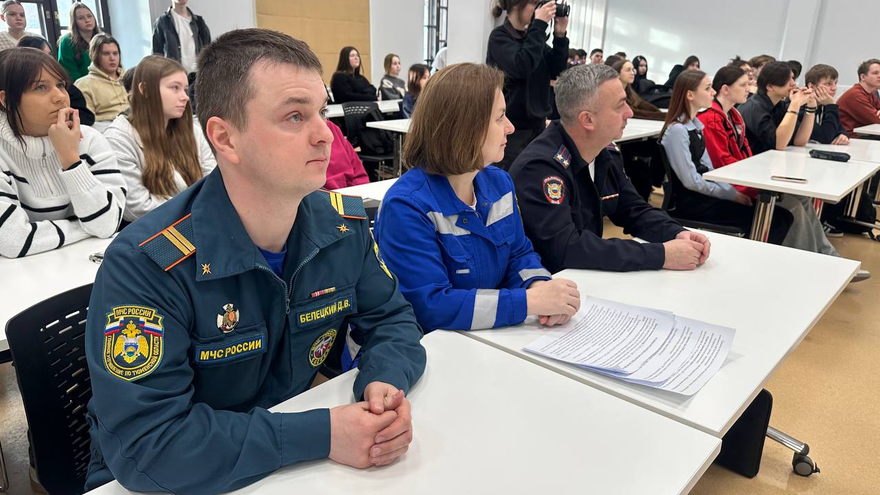 У этих студентов колледжа искусственного интеллекта, креативного мышления и мастерства не случайно такие серьезные лица У этих студентов колледжа искусственного интеллекта, креативного мышления и мастерства не случайно такие серьезные лица