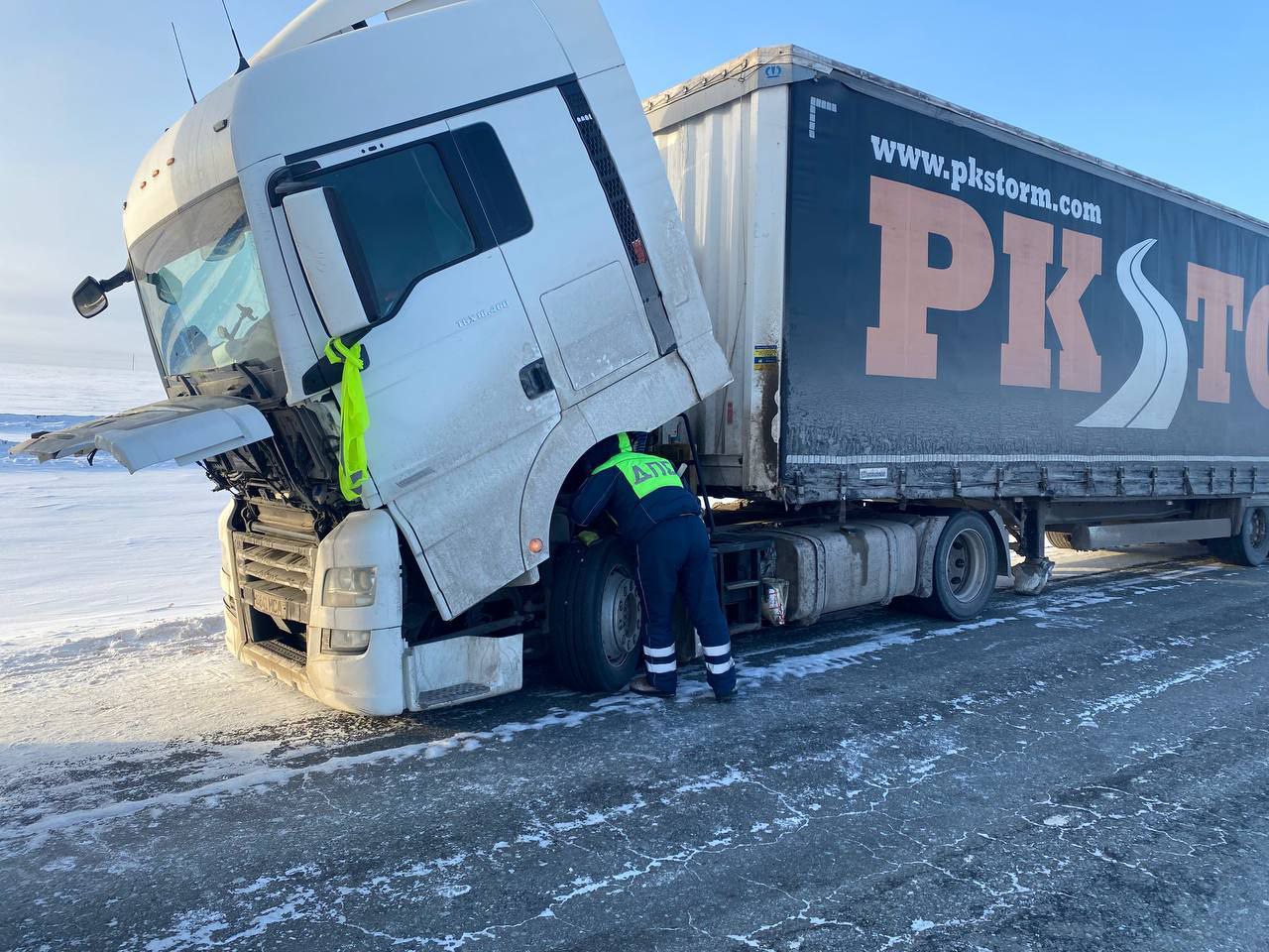 За бортом -37, а фура сломалась на трассе - это не повод для уныния, если рядом наряд ДПС! За бортом -37, а фура сломалась на трассе - это не повод для уныния, если рядом наряд ДПС!