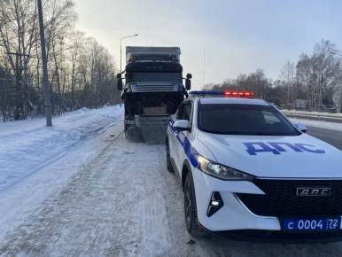 Сотрудники Госавтоинспекции в Тюменской области оказали помощь еще двум автомобилистам на загородных автодорогах