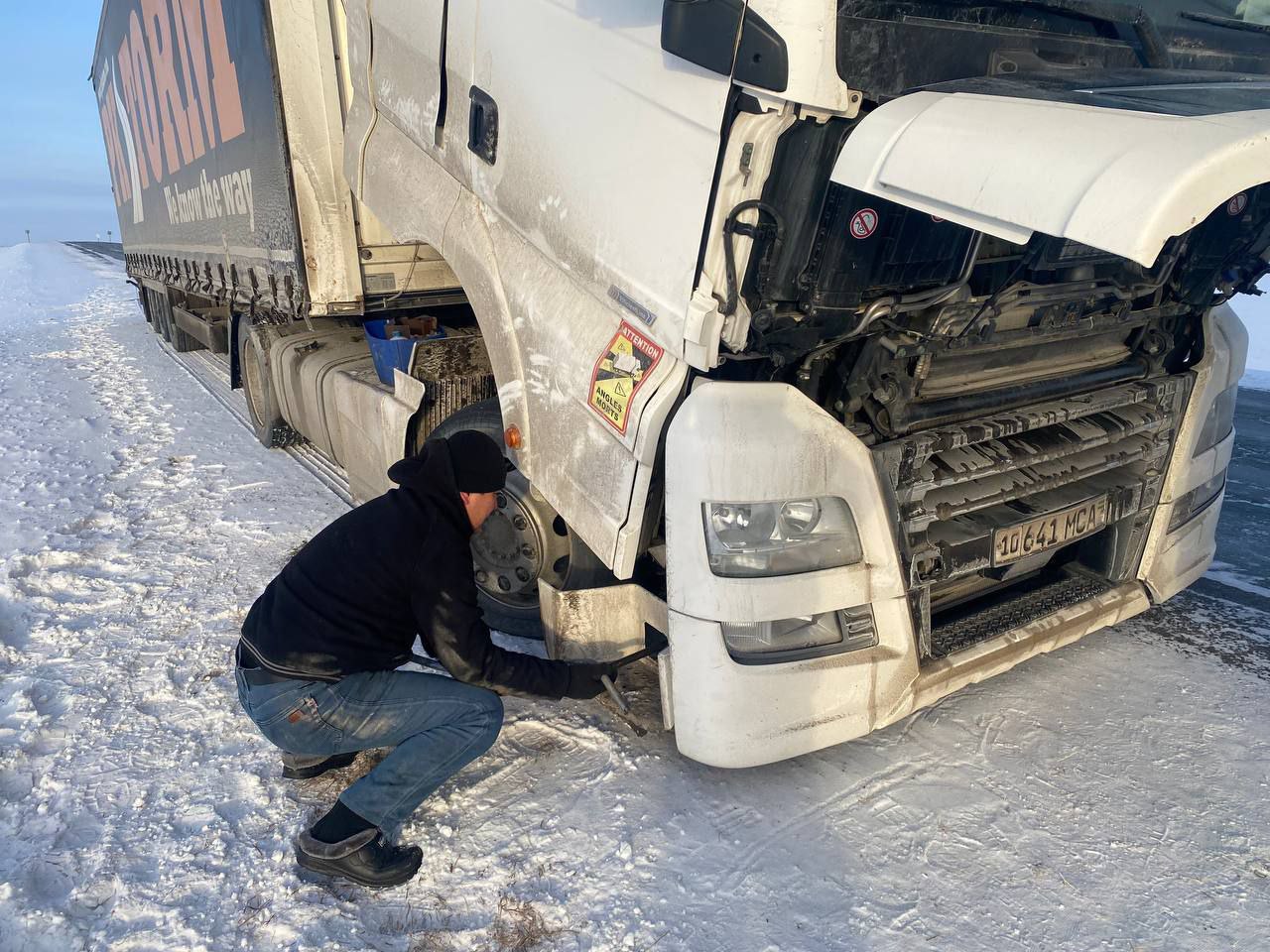 За бортом -37, а фура сломалась на трассе - это не повод для уныния, если рядом наряд ДПС! За бортом -37, а фура сломалась на трассе - это не повод для уныния, если рядом наряд ДПС!