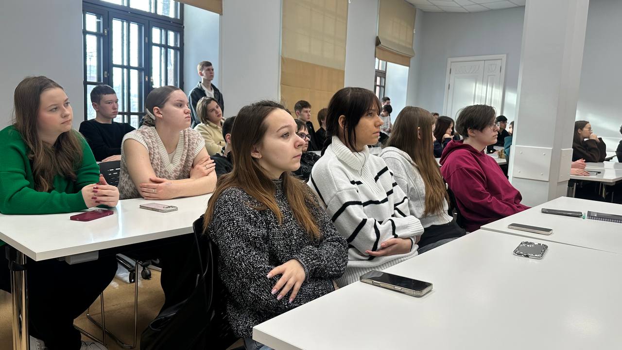 У этих студентов колледжа искусственного интеллекта, креативного мышления и мастерства не случайно такие серьезные лица