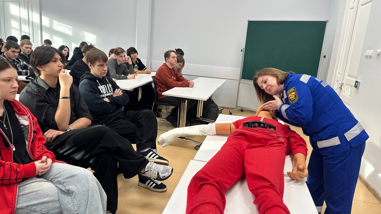 У этих студентов колледжа искусственного интеллекта, креативного мышления и мастерства не случайно такие серьезные лица У этих студентов колледжа искусственного интеллекта, креативного мышления и мастерства не случайно такие серьезные лица