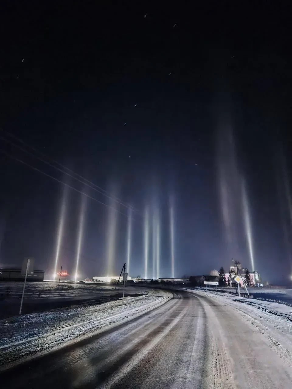 "Два солнца" и множество ледяных столбов наблюдали над российскими регионами "Два солнца" и множество ледяных столбов наблюдали над российскими регионами