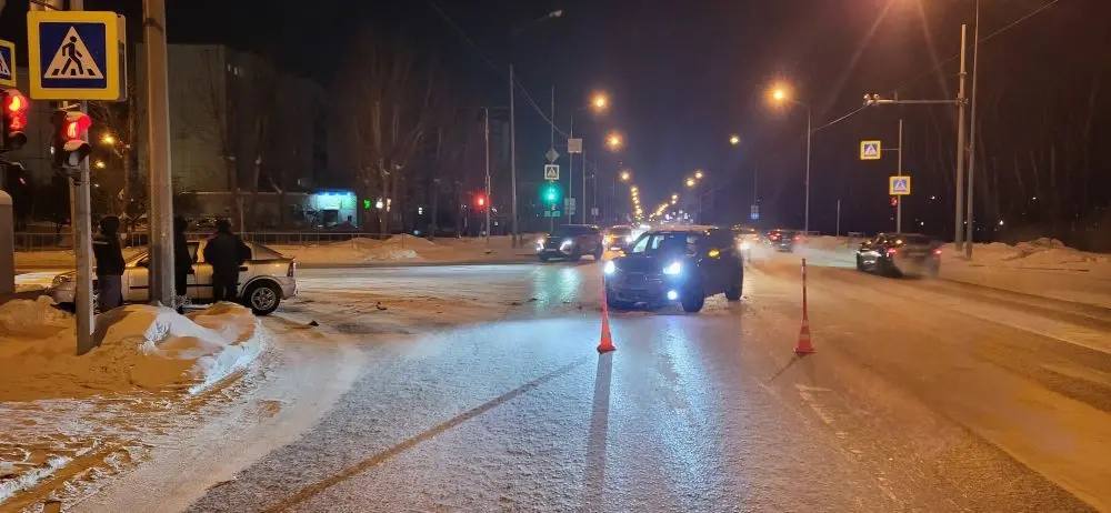 «Субару» и «Опель» столкнулись в полночь на регулируемом перекрестке улиц Щербакова и Газовиков в Тюмени