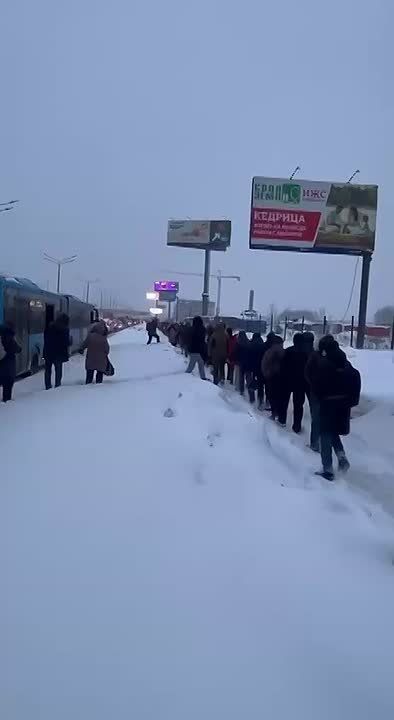 А вот и то, как сейчас столицу буквально накрывает мощный снегопад