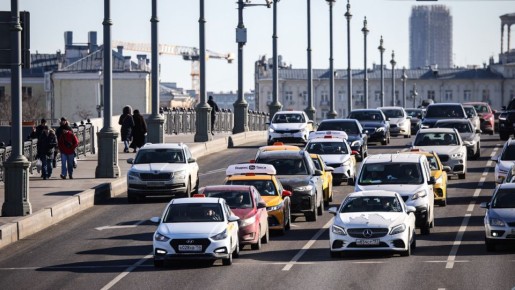 Включение фар днем: как и зачем свет остаётся обязанным на дорогах