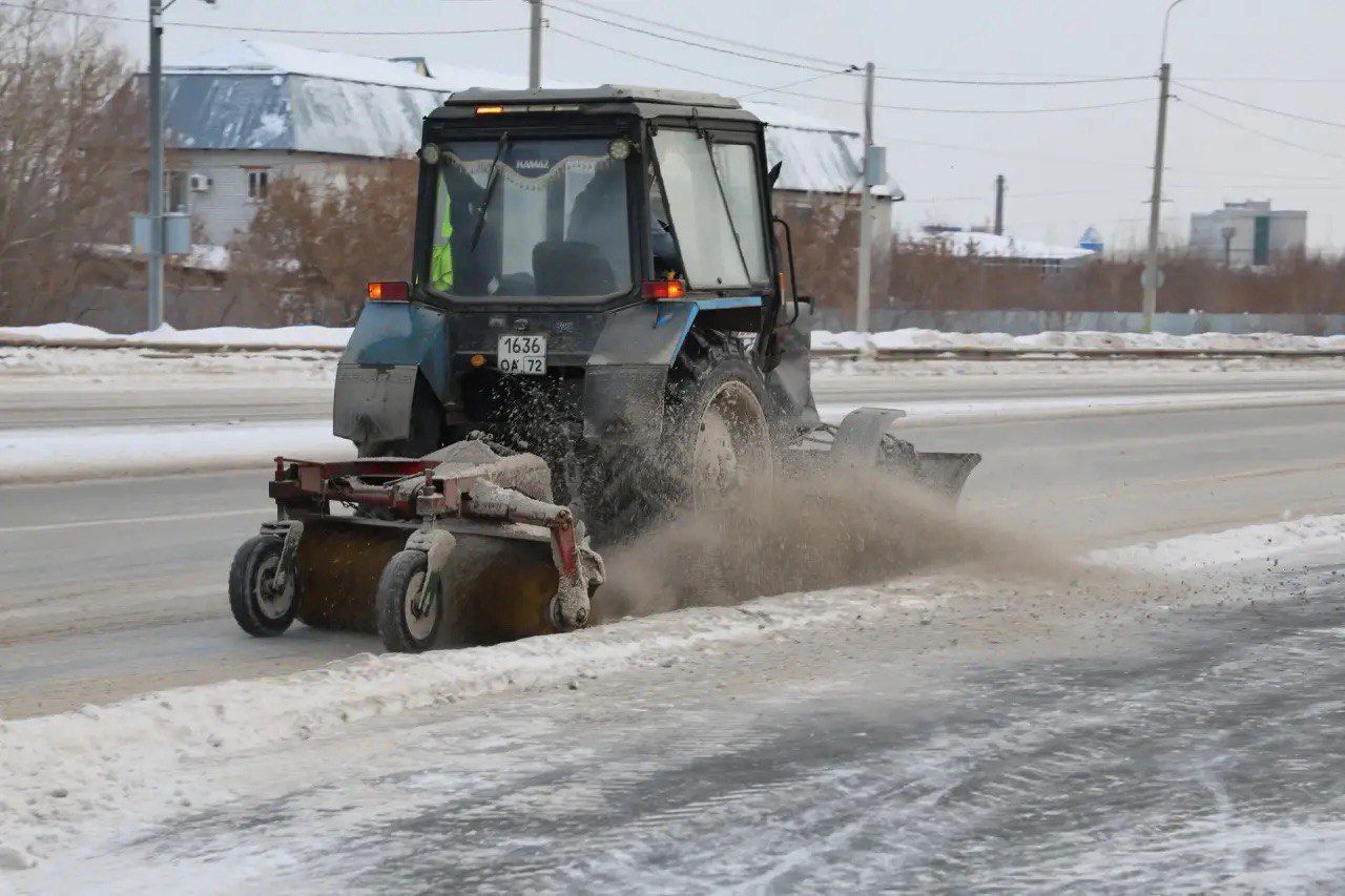 Погода за окном располагает к уборке… на проезжей части Погода за окном располагает к уборке… на проезжей части
