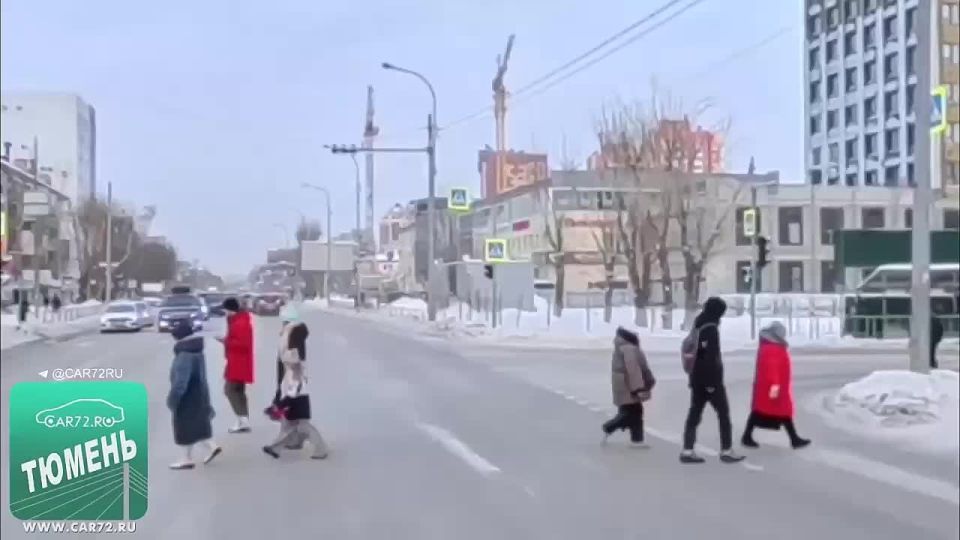 На улице скользко... Этот велосипедист в этом убедился!