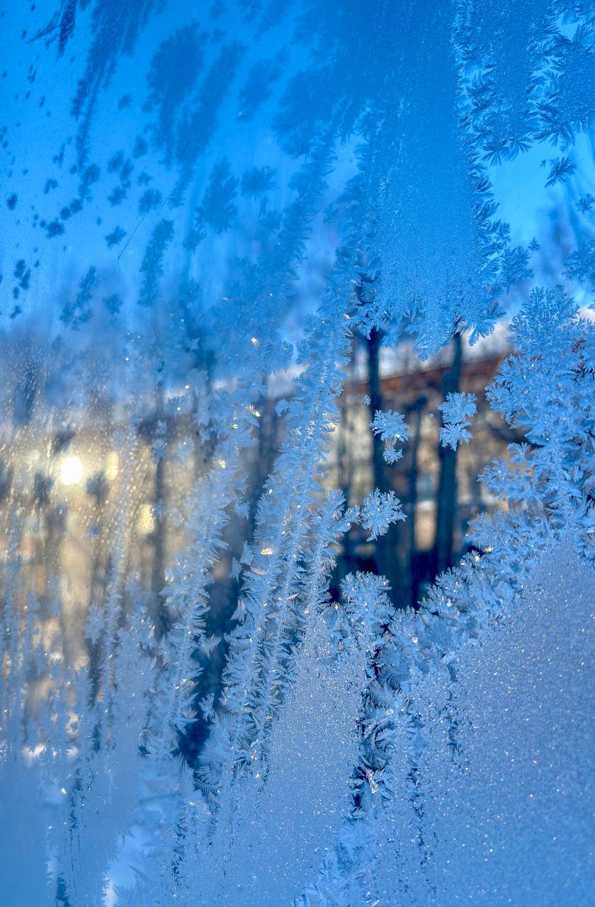 А нынче... погляди в окно!