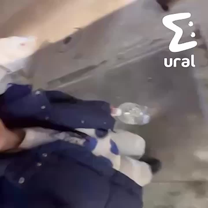 Тюменцы рискуют переломать ноги, катаясь на пластиковых пятилитровках: увлечение пришло на смену не менее опасному тюбингу