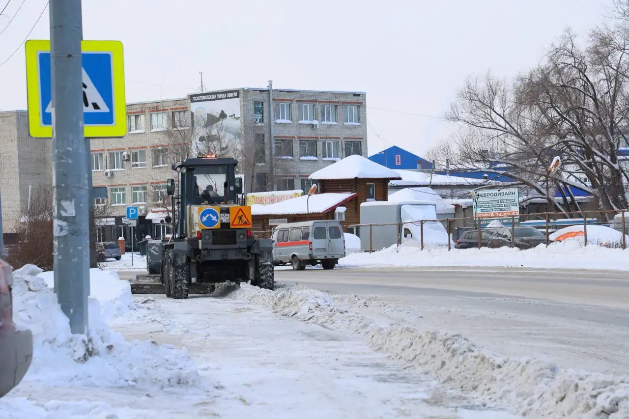 Во дворах и на межквартальных проездах наводят порядок Во дворах и на межквартальных проездах наводят порядок