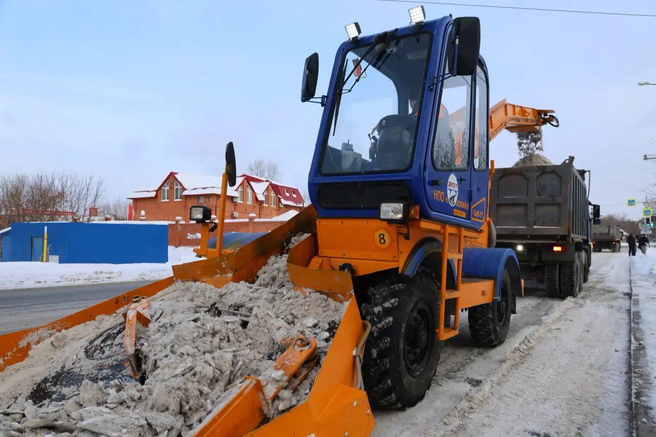 Во дворах и на межквартальных проездах наводят порядок