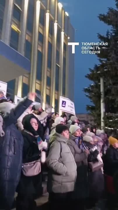В эти минуты тюменцы собрались на площади у городской администрации, где началась церемония открытия юбилейного года областной столицы