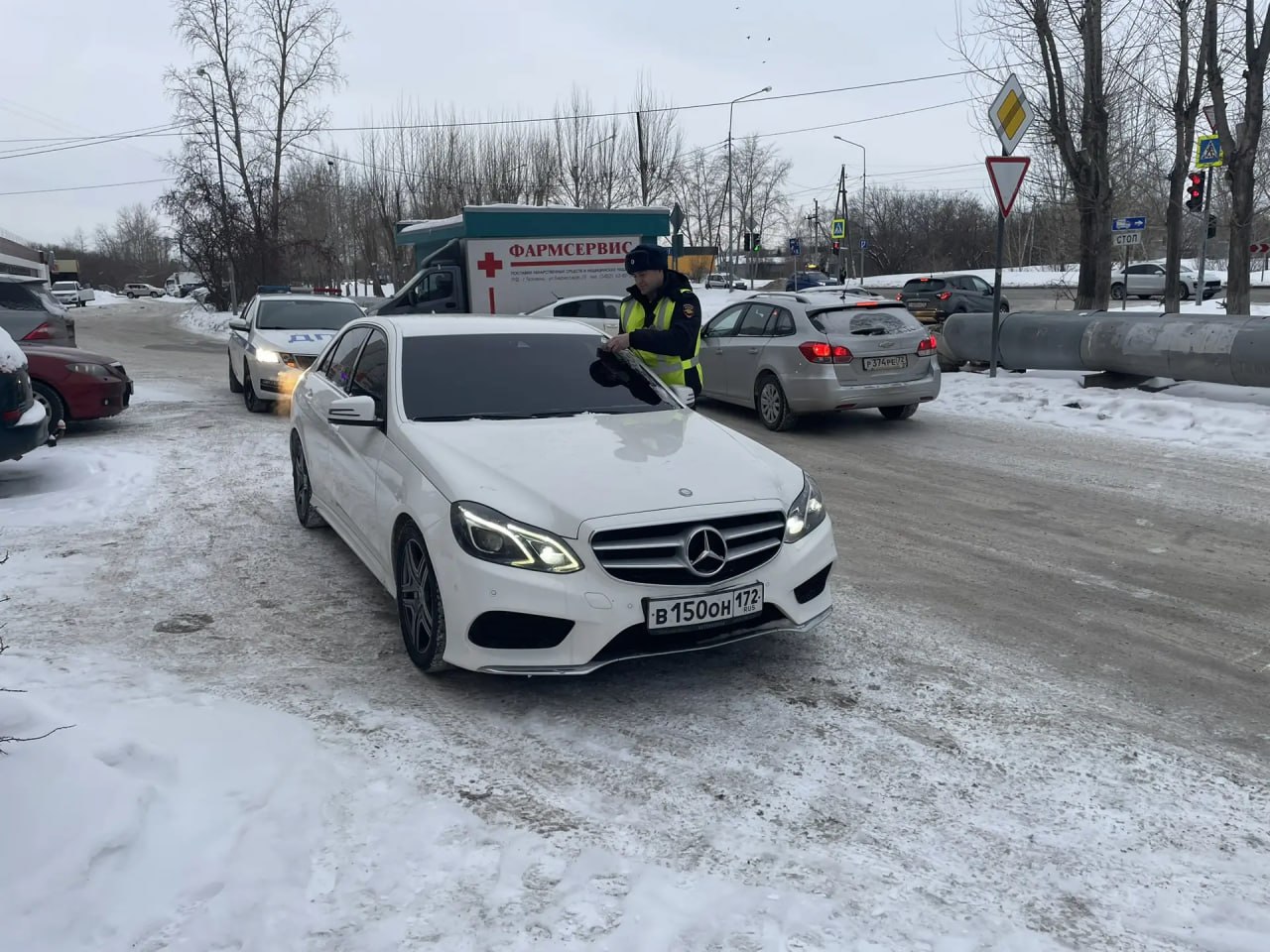 "Мерседес" и "Ягуар" избавились от незаконной тонировки в Тюмени "Мерседес" и "Ягуар" избавились от незаконной тонировки в Тюмени
