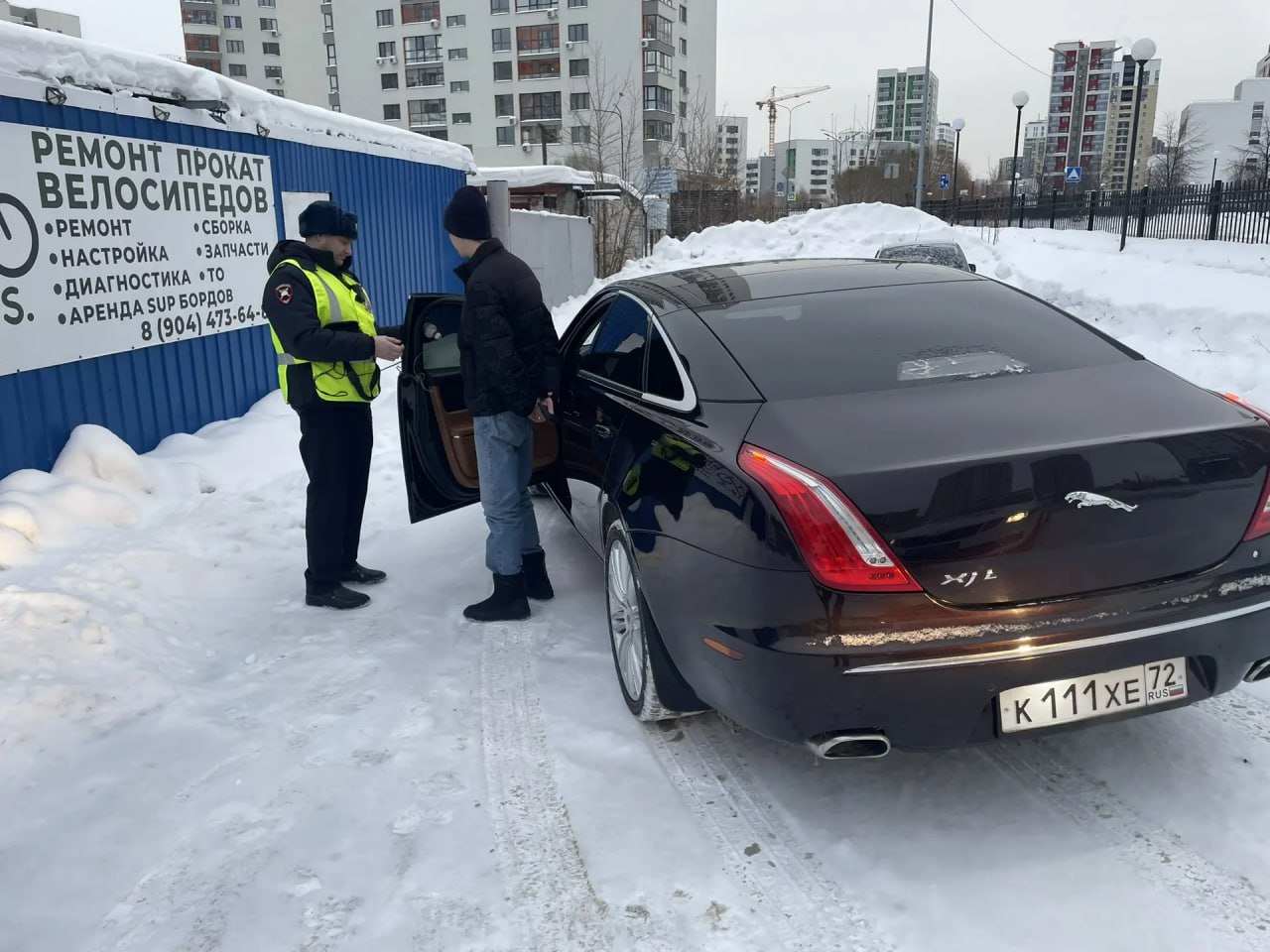 "Мерседес" и "Ягуар" избавились от незаконной тонировки в Тюмени "Мерседес" и "Ягуар" избавились от незаконной тонировки в Тюмени