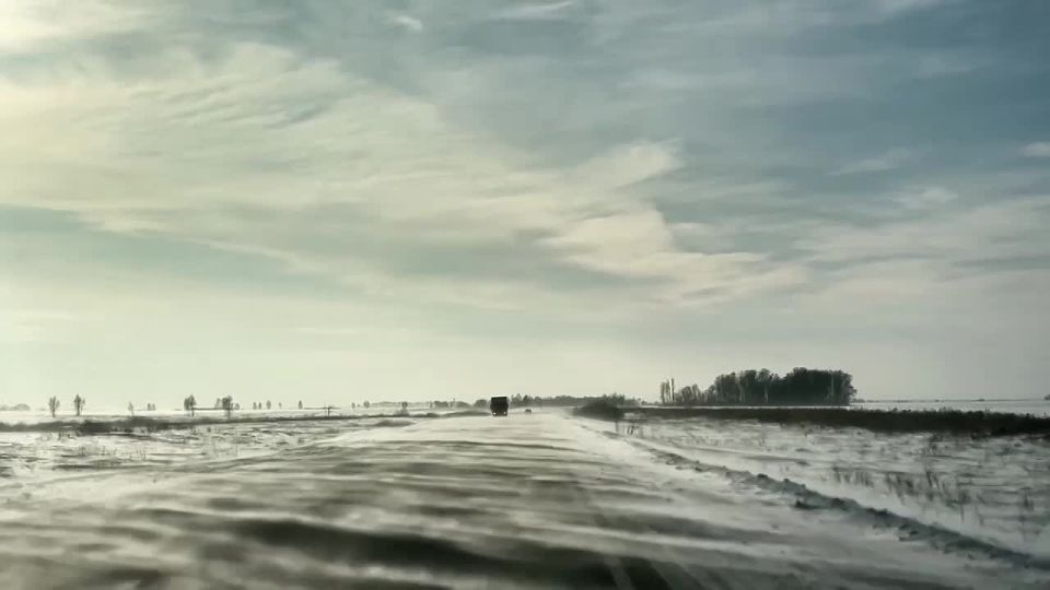 На загородных автодорогах бушует ветер - красивые снежные переметы могут таить в себе опасность