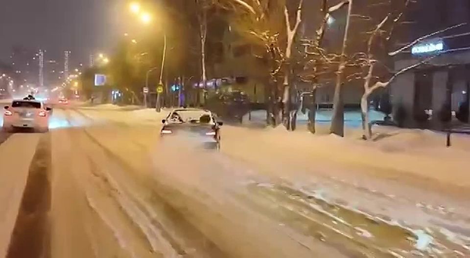 Владелец БМВ устроил дрифт на Мельникайте