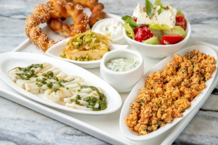 Новый греческий завтрак в Atlantica Bistro на Цветном бульваре