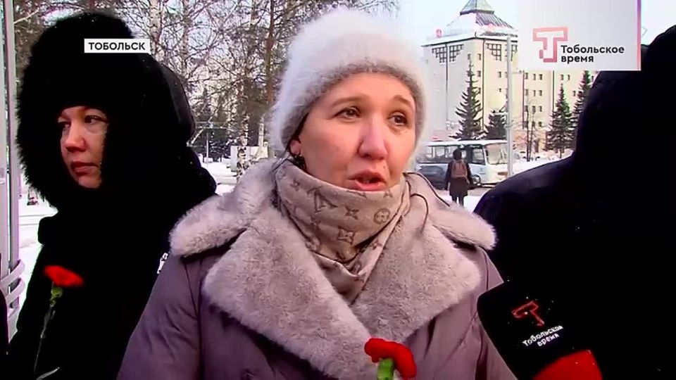 В преддверии Дня российской науки и Дня рождения Дмитрия Ивановича Менделеева тоболяки собрались у памятника ученому, чтобы возложить цветы