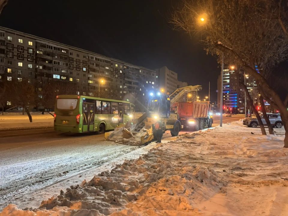 Ночь. Снег. Техника