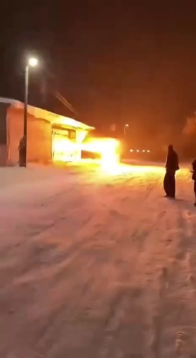 В селе под Тюменью «взорвалась» автобусная остановка