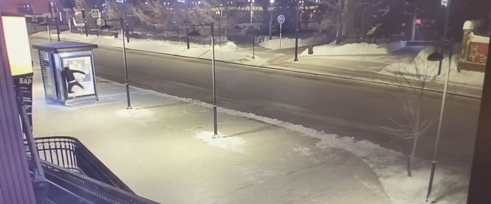 Помешала?!. 6 февраля в 23.14 неизвестное лицо разбило боковую стеклянную панель остановочного павильона «Музей» на улице Ленина