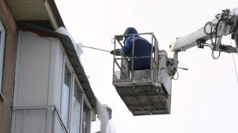 В Тюмени усилят контроль за очисткой крыш от снега