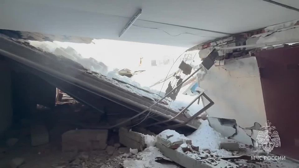 Сотрудники МЧС России ликвидировали последствия происшествия на улице Широтной в Тюмени