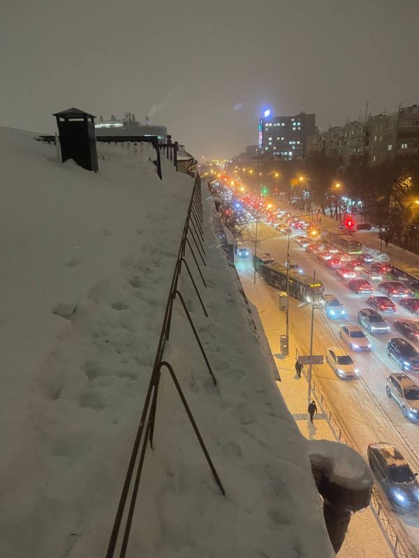 Тюменские управляющие организации убирают свисающий с карнизов снег и сосульки