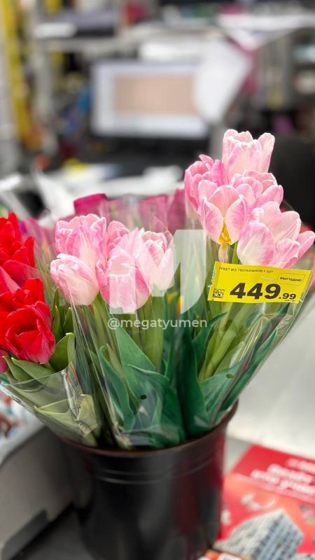 Запахло весной: в тюменских супермаркетах продают тюльпаны