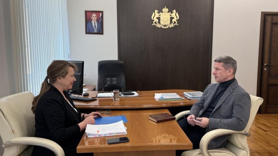 Первая рабочая встреча уполномоченного по правам ребёнка в Тюменской области Оксаны Савиновой и директора регионального департамента социального развития Дмитрия Грамотина состоялась 12 февраля