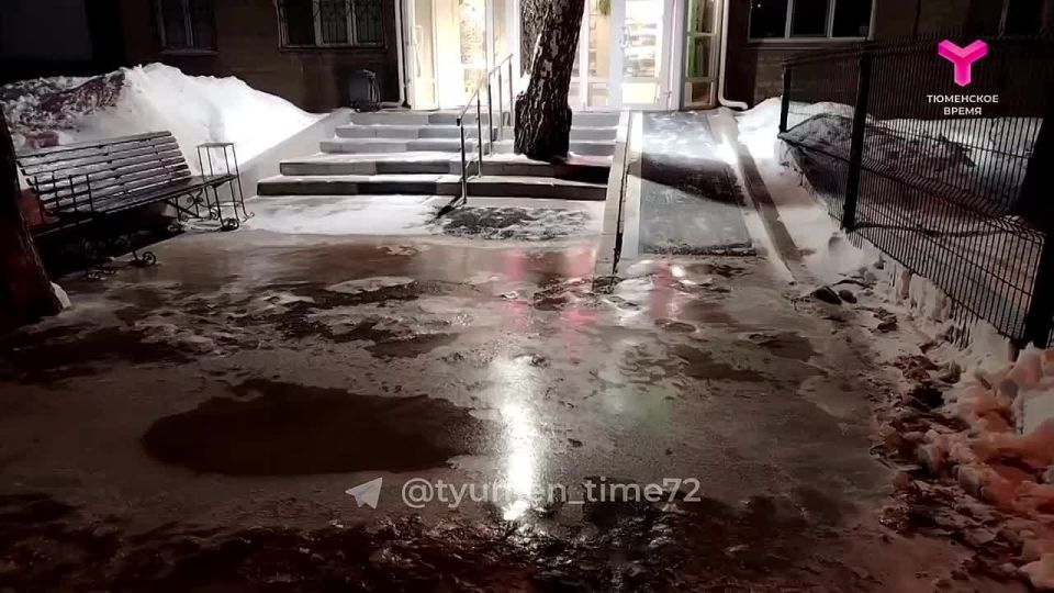 "Река" среди снега течет на улице Осипенко