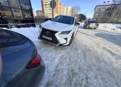 "Лексус", "Мерседес" и "БМВ" сегодня попали в зону внимания инспекторов ДПС из-за незаконной парковки в центре Тюмени, на улице Первомайской