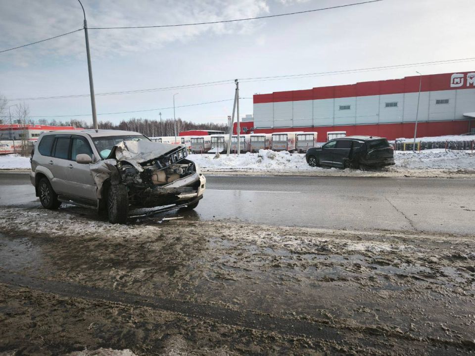Автомобили "Тойота Лэнд Крузер Прадо" и "Черри Тиго" столкнулись на 310-м километре автодороги Москва-Казань-Екатеринбург-Тюмень в Тюменском округе