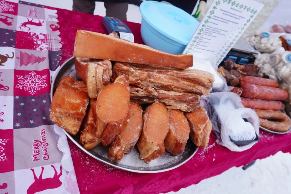 Дорогие тоболяки и гости города! Сегодня на Базарной площади вас ждёт грандиозный праздник вкуса, традиций и веселья — Пельменный съест! А значит — душевная атмосфера, ароматы домашней кухни и море улыбок!