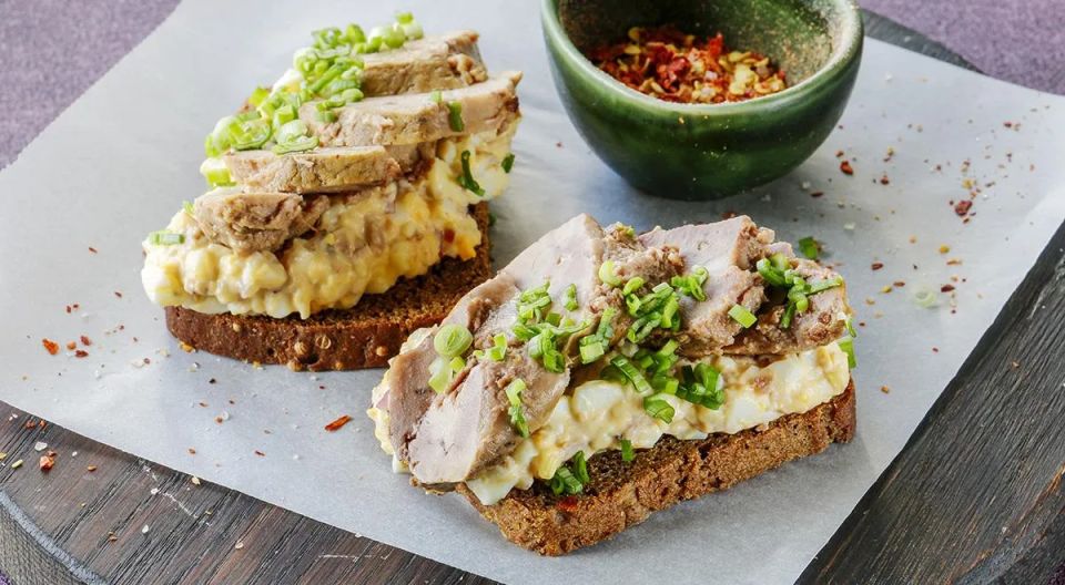 Приготовьте идеальный бутерброд с печенью трески и яйцом