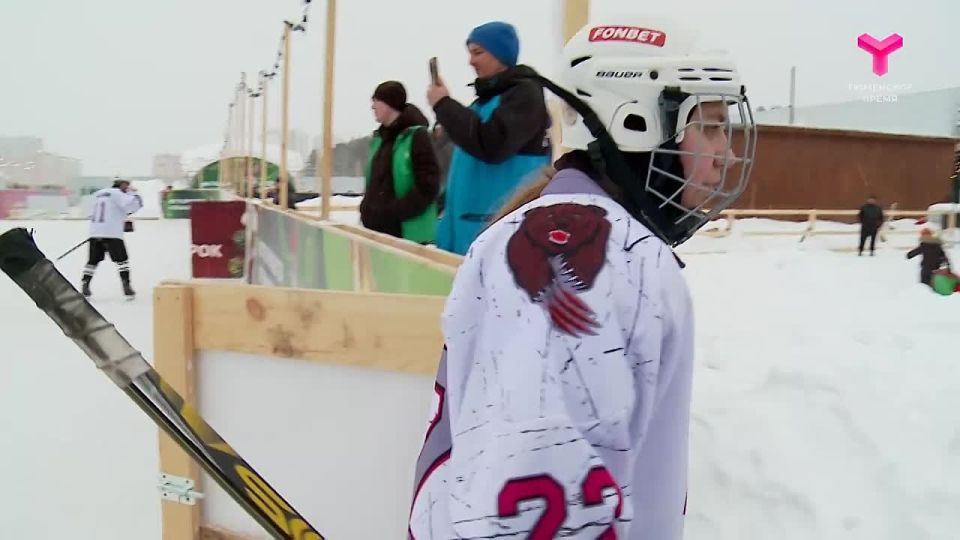 Женское лицо хоккея. Кто сказал, что девочкам не место в хоккее? Игроки Тюменской медиалиги "Рекорд" с лёгкостью докажут, что это не так! Спойлер: одна из девушек - вратарь