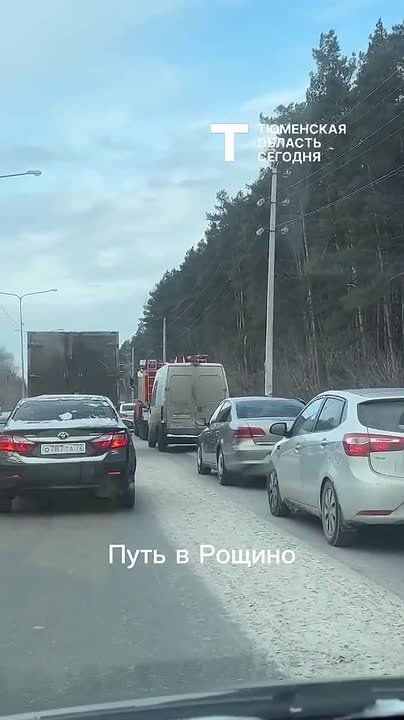 По дороге к аэропорту Рощино тянется пробка