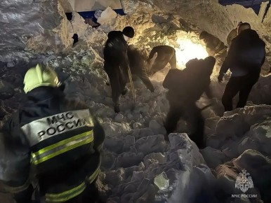 Ребенок погиб, четыре человека пострадали после того, как снег сошел с крытого хоккейного корта в городе Лянтор, сообщил глава Сургутского района ХМАО Андрей Трубецкой