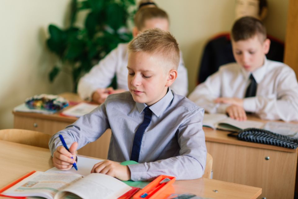 Новые правила: кто не сможет работать с детьми в Беларуси