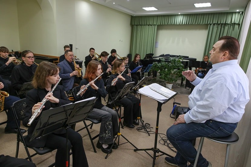 В этом году у преподавателя и дирижёра школы искусств «Этюд» Александра Молокова три именинника