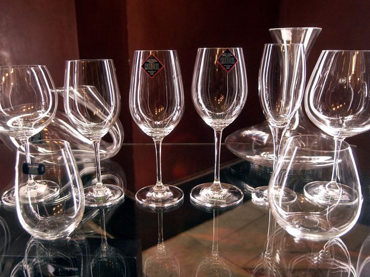 Как правильно рассчитать вино для новогоднего стола: советы Роскачества